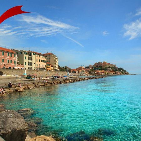 Вилла Casa A 2 Passi Dal Mare Con Patio Privato Империя Экстерьер фото