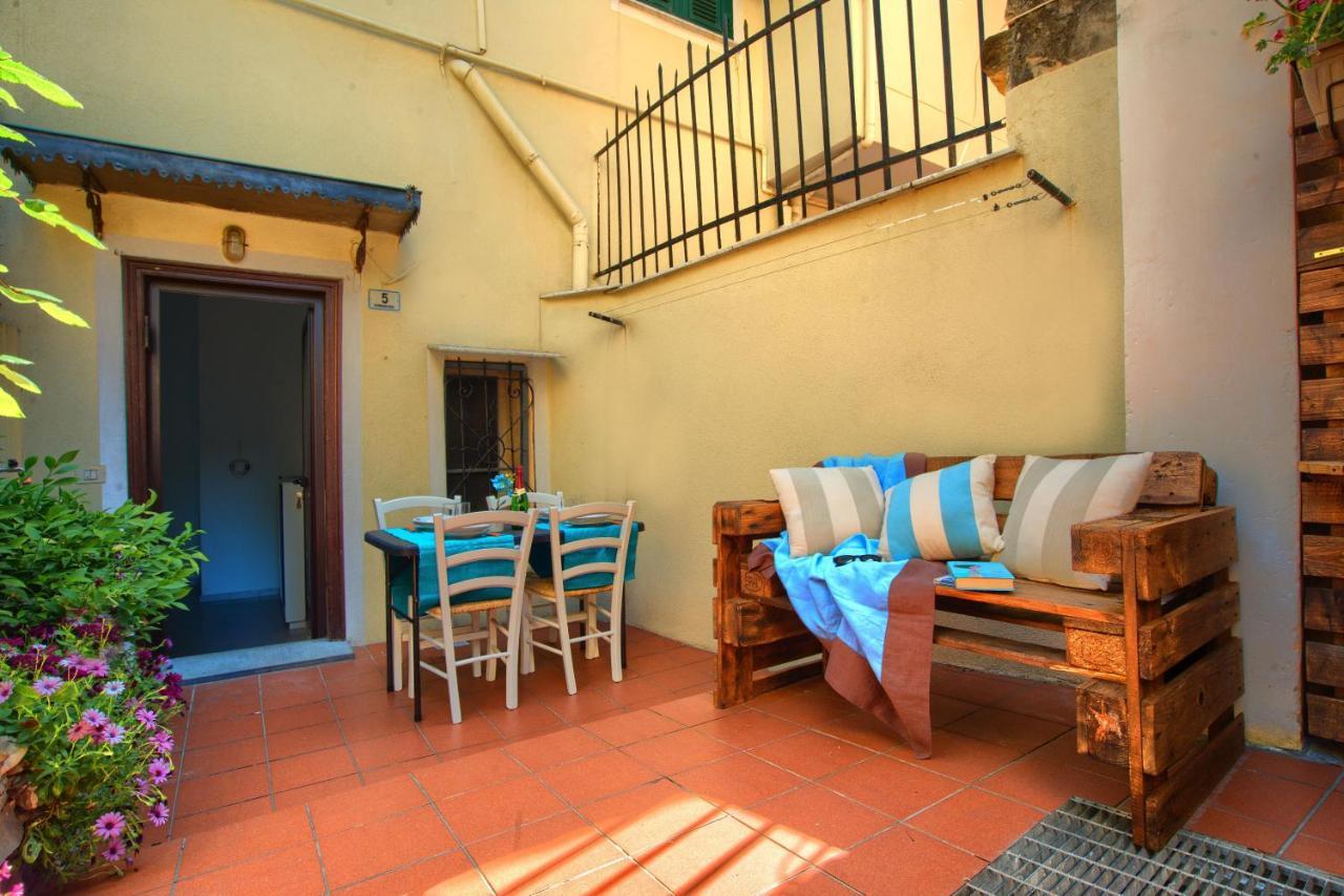 Вилла Casa A 2 Passi Dal Mare Con Patio Privato Империя Экстерьер фото